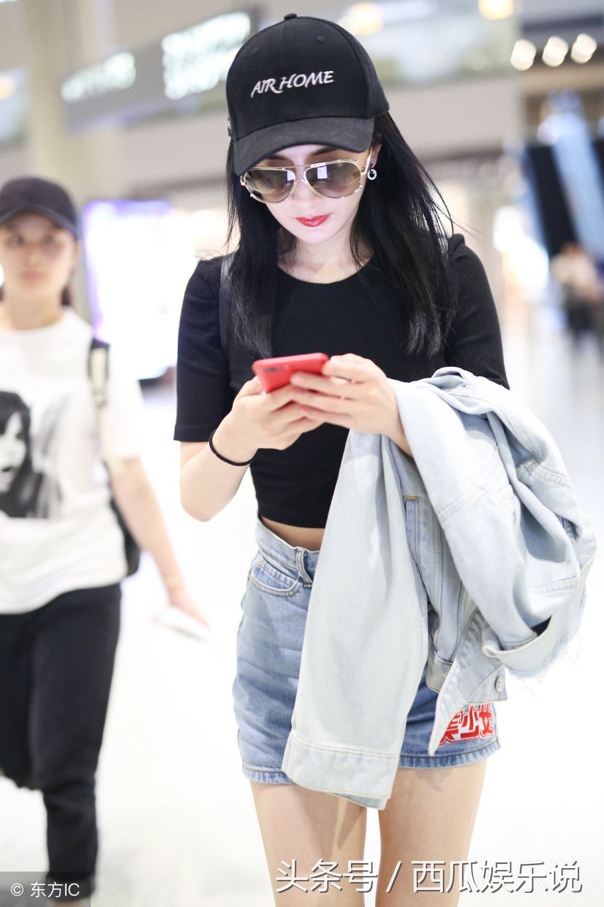 杨幂现身机场，炫腹装还是你穿的好看 网友:这牛仔裤很普通呀!