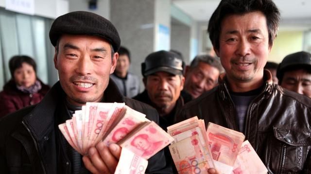  「农民」农民工一年能挣10万？为何很多人过年仍两手空空？看看