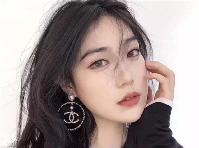 【首饰】四十多岁的女人,这3种首饰要少戴,看着廉价又寒酸,特招人笑话