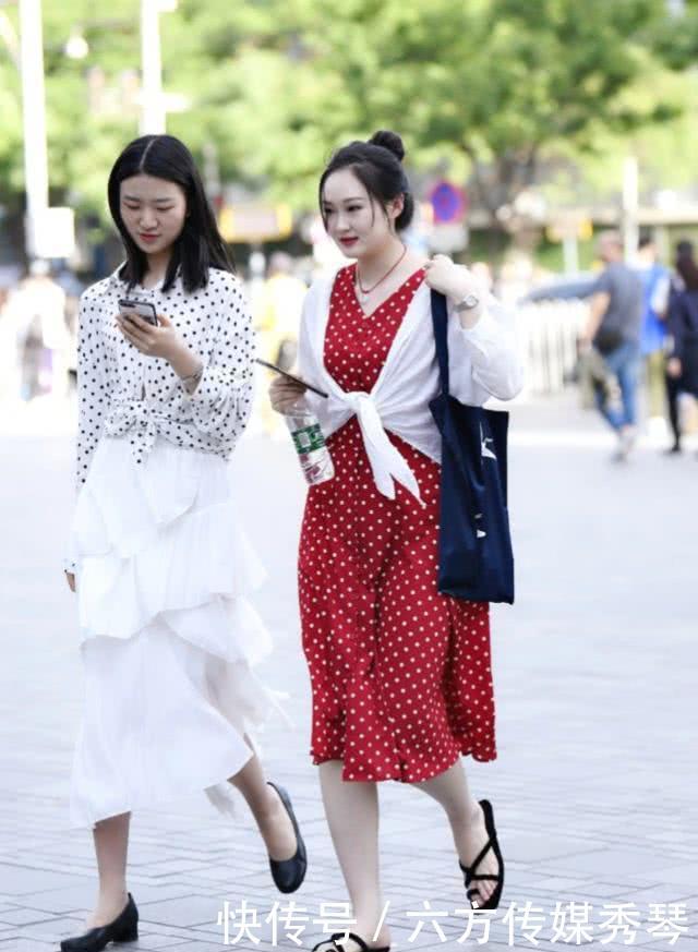  「气质」连衣裙尽显十足的小清新范，展现出青春活力的美好气质