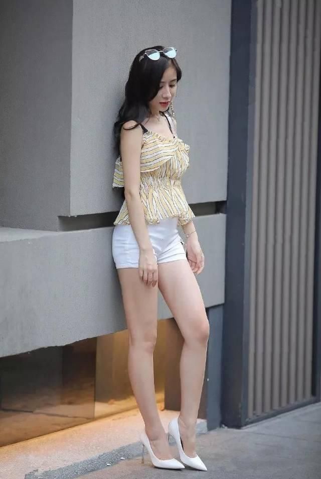  女生■春夏之季穿搭高跟鞋搭配短裤，让每一个女生都能够拥有大长腿