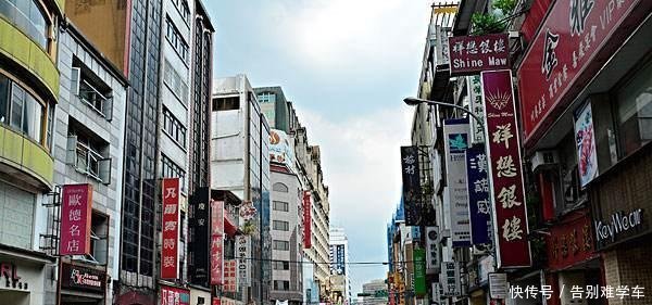 大陆男去台湾旅游,吐槽破旧得像县城,导游一句话回应让人心疼