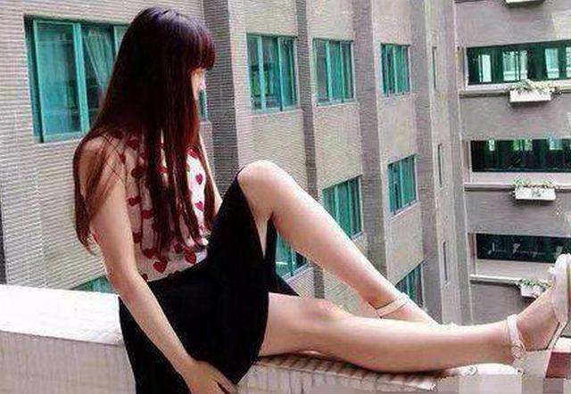 街拍：小姐姐背包骑自行车，很好的利用视觉死角!