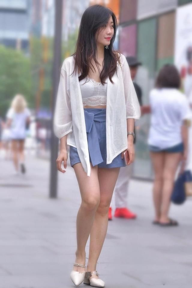 街拍丨小姐姐们正确示范夏天穿白色有多清凉