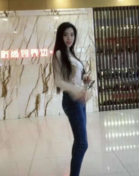 街拍:穿紧身破洞裤的小姐姐，当街大劈叉，当你女朋友可以吗?