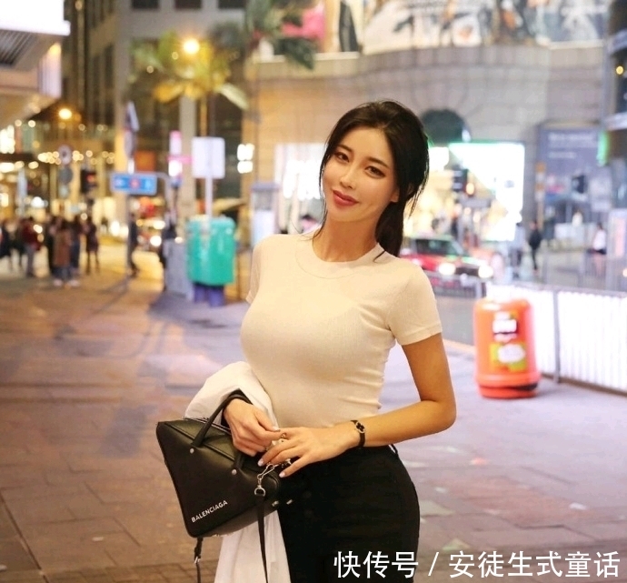 『惹火』街拍性感惹火曲线美女写真