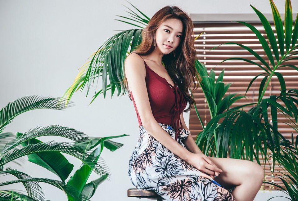 街拍：明眸皓齿婀娜多姿的小姐姐，身材丰腴轻熟优雅魅力十足！