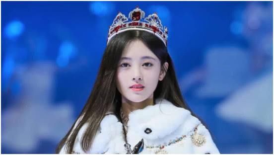 鞠婧祎短裤秀出大长腿,性感甜美,惹人喜欢