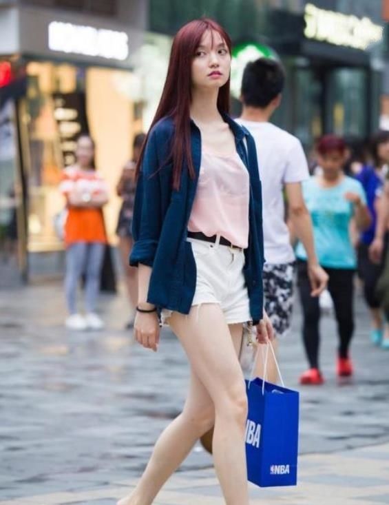 # 气质#一件印花吊带连衣裙，尽显女性柔美气质，街拍:一笑千金的小姐姐