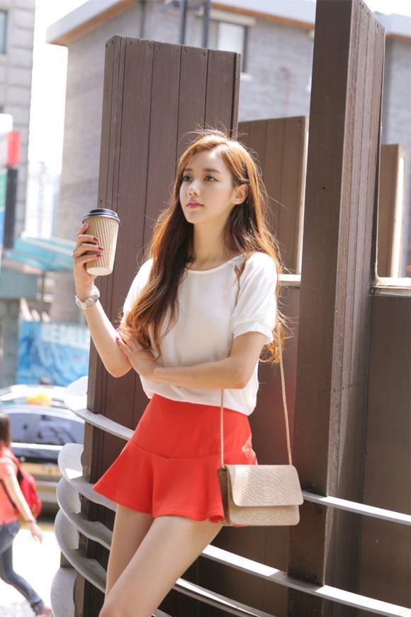 街拍：清爽干练长腿的小姐姐，秀出青春与美丽!
