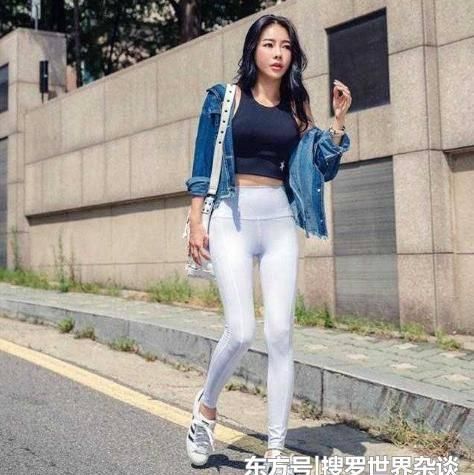  『美女』街拍：身姿曼妙的美女，一件白色背心配打底裤，充满温婉的女人味