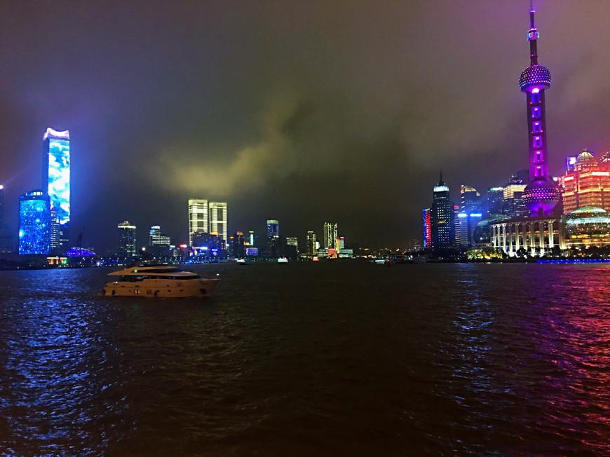 魔都—上海 雨中的外滩夜景