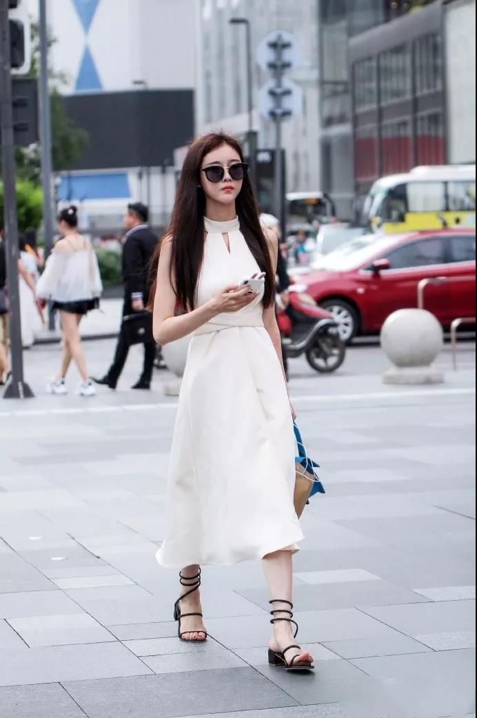街拍路人，有气质又爱美的女人都爱这么搭，浑身散发出时尚的气息