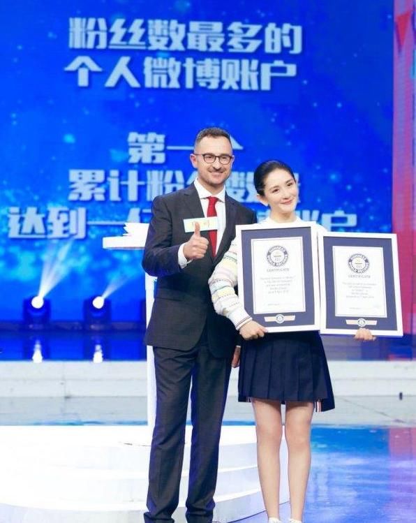 谢娜产后搞笑墨镜现身机场，网友直呼：谢大妈！