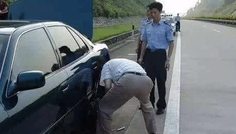 高速换车胎, 停在应急车道上还丢了六分? 车主: 你还要我怎样