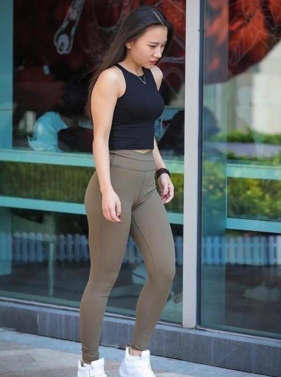 街拍:小姐姐纯真俏丽气质出众，身材均匀有致