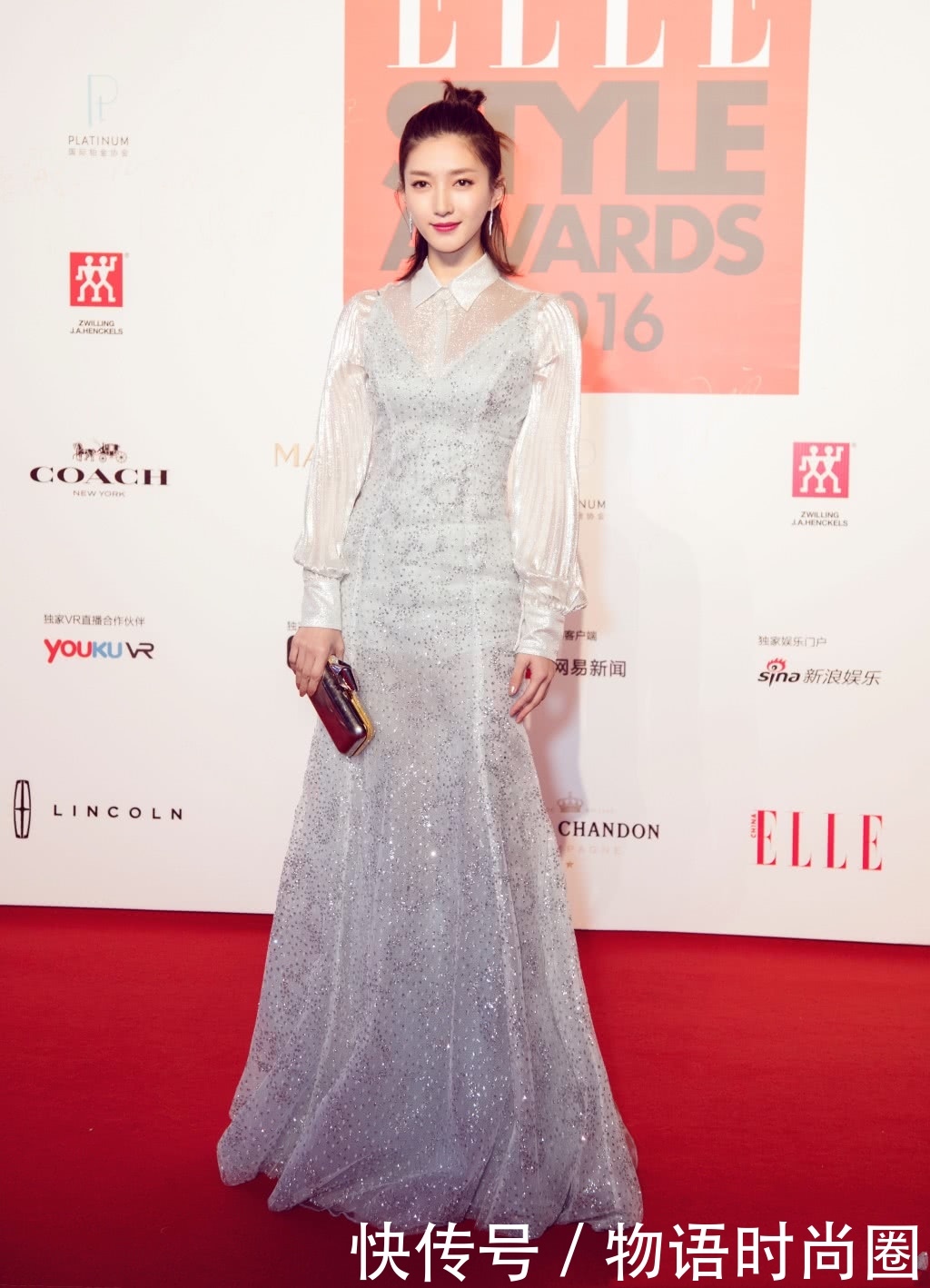 江疏影穿吊带裙玩性感，水桶腰实力抢镜，网友：不信她只有96斤！