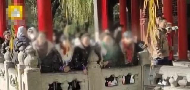 5名大妈组团，向趵突泉吐口水，景区：没权利处罚又能咋办？