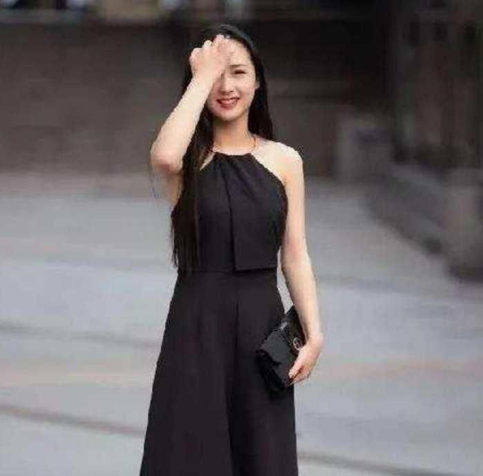 白色紧身裙的小姐姐，一双黑色高跟鞋把双腿显得白里透红，真好看