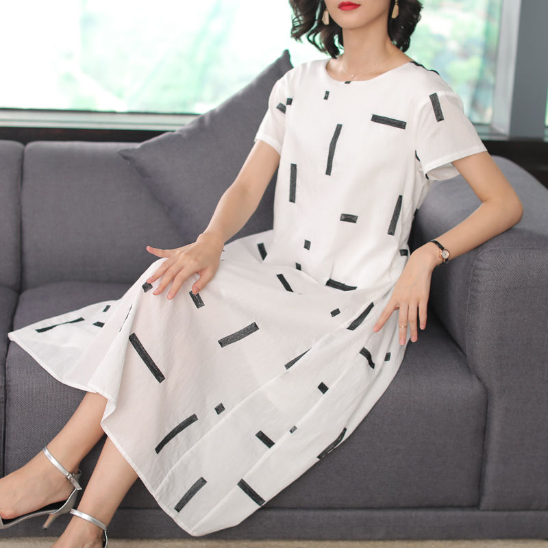 美女必备的“麻凉裙”,看看45岁表嫂穿出的，白嫩清凉风