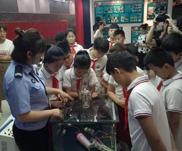 开封市一师附小四四中队参观戒毒所