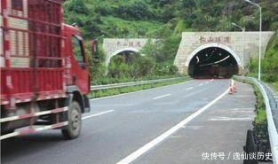  「高速」为什么老司机高速上“见洞走左侧”新手往往都不懂，看完涨知识
