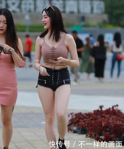 微胖小姐姐吊带紧身衣搭配超短裤，脸蛋清纯性格开朗，好迷人