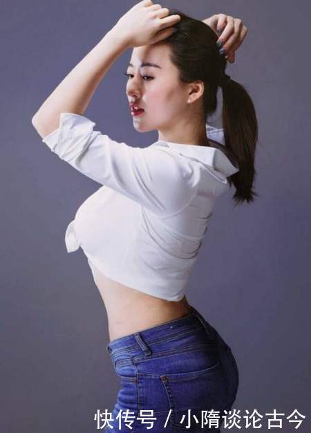 身材微胖的牛仔裤美女，曼妙的曲线让人着迷，非常有女人味！