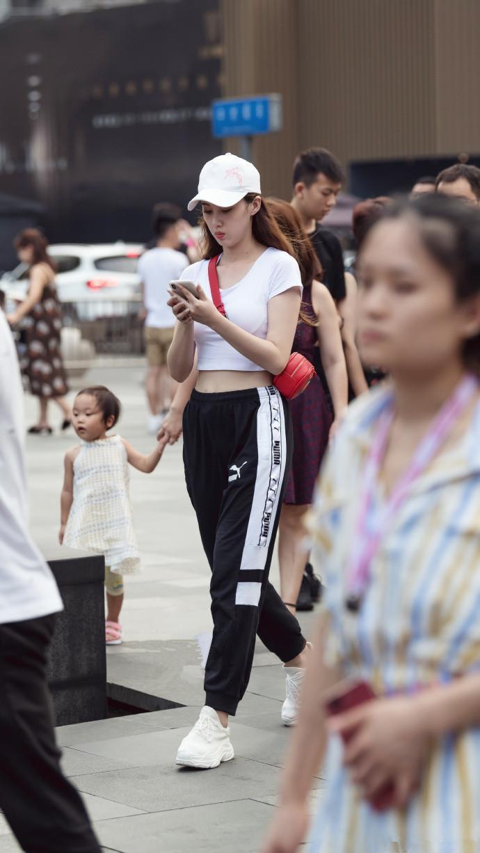 街拍:时尚的搭配,将小姐姐的柔情与优雅展现的淋漓尽致!