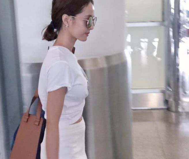 蔡依林现身机场，白色包臀裙勾勒性感曲线 秀出小蛮腰