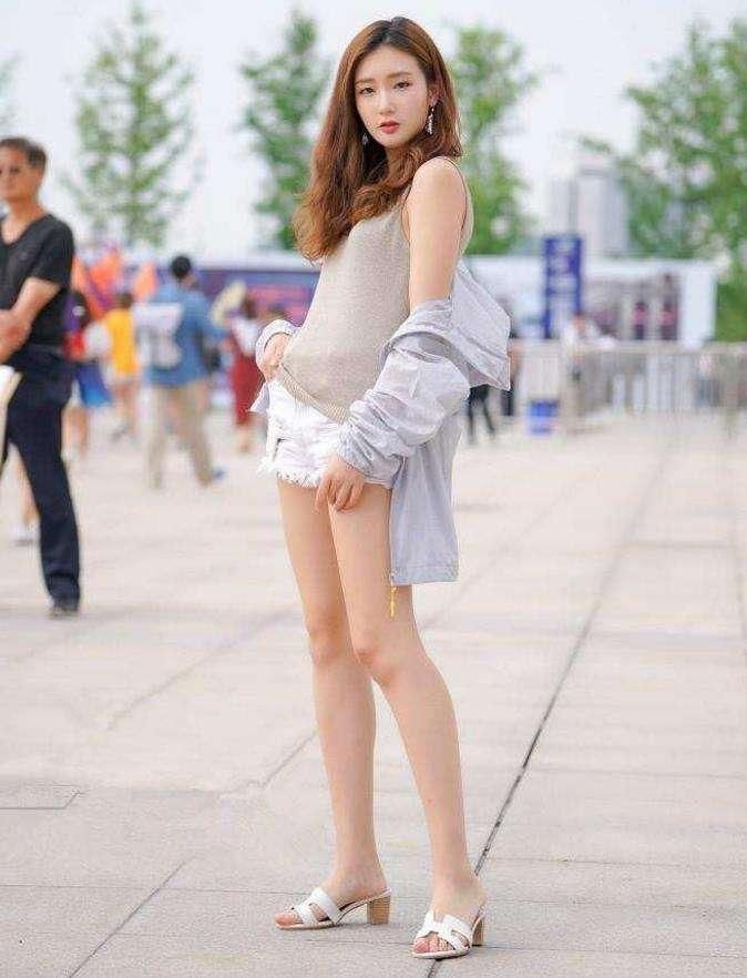 成都街拍: 街头小姐姐告诉你不只是明星财有自己时尚的穿搭!