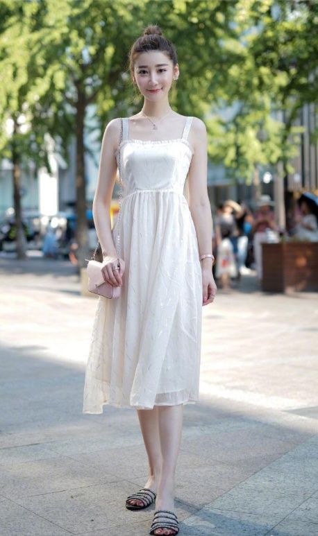 小姐姐穿着白裙，特别仙特别美，一白遮百丑，一美世界都有了!