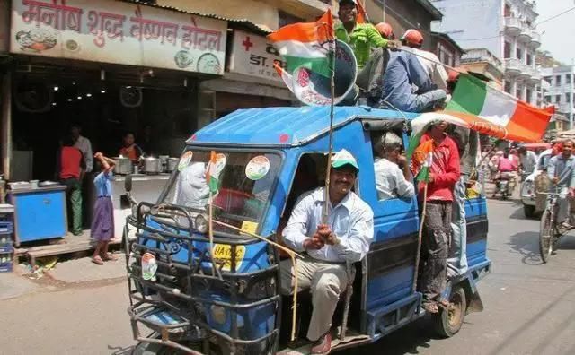 印度姑娘问中国游客：我们印度人人都有手机，你们中国有吗？