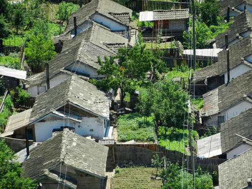  #房子#实拍朝鲜：朝鲜农村人住什么样的房子？