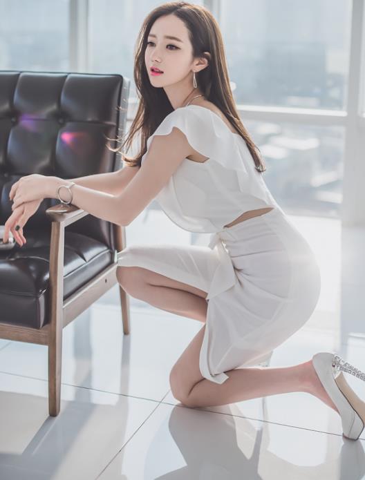 连衣裙|李妍静,一件白色的开叉连衣裙