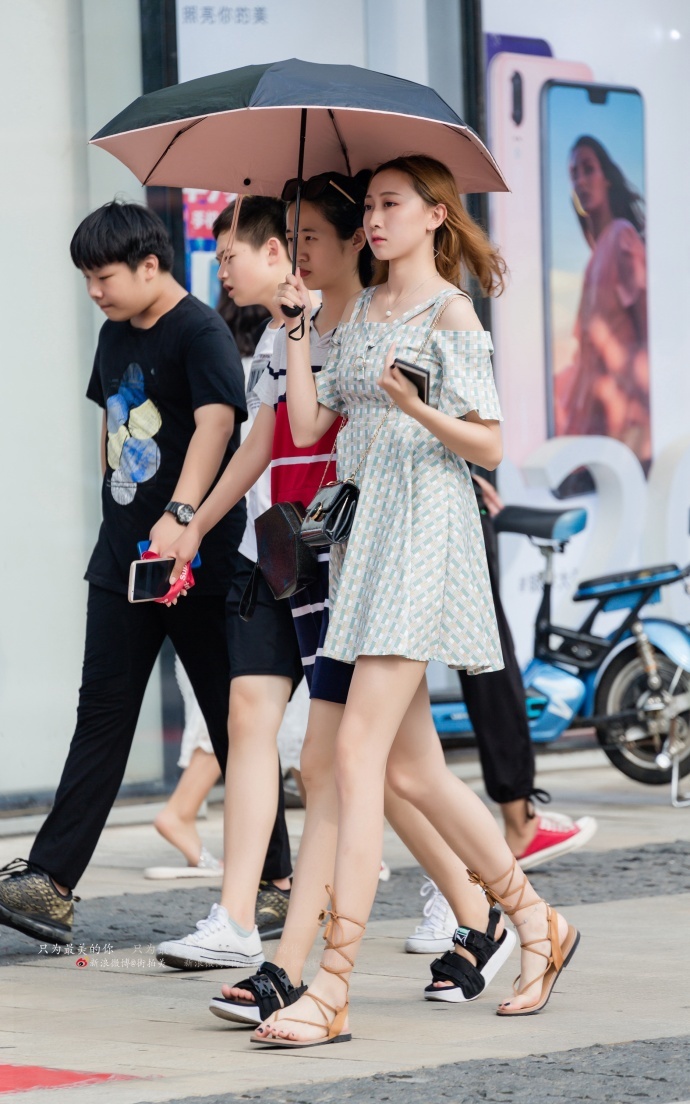 路人街拍，很普通的一件连衣裙，咋就觉得这么好看呢