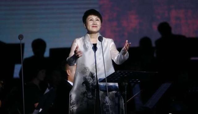 56岁张凯丽厉害了!穿T恤+短裤显小20岁,网友:大妈也可以很时尚