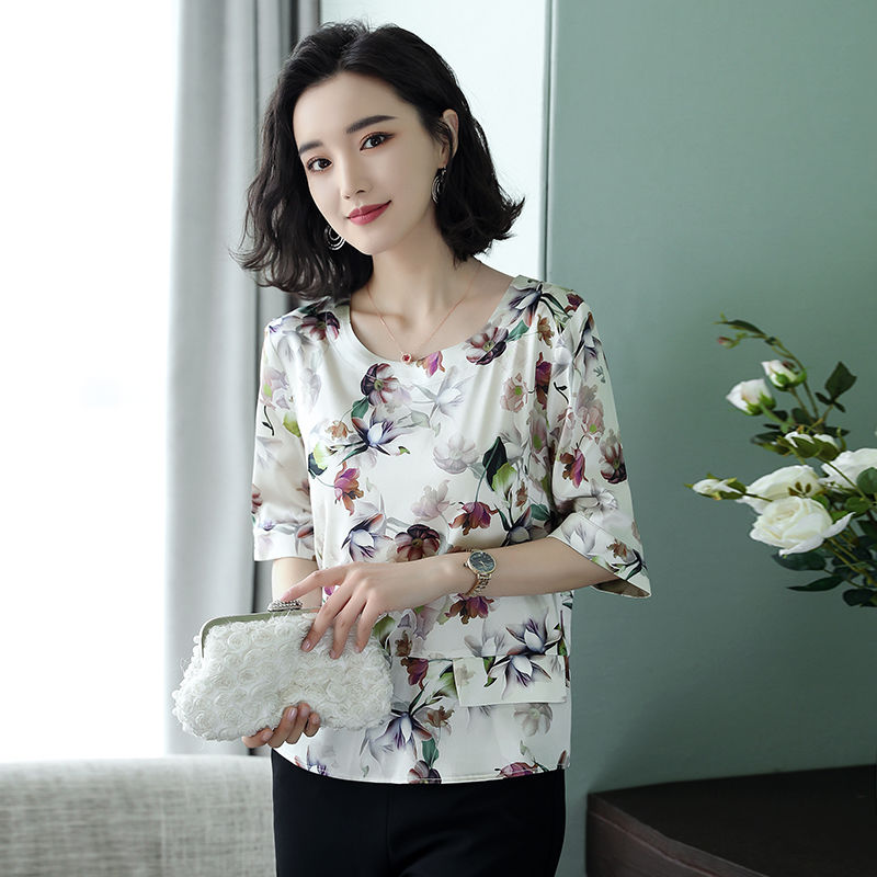 三伏天，越来越多女生在家不穿罩罩，学学下面这样穿。性感又迷人