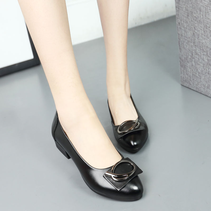 高跟鞋虽然超有女人味，但不露痕迹显高，平底鞋也可以