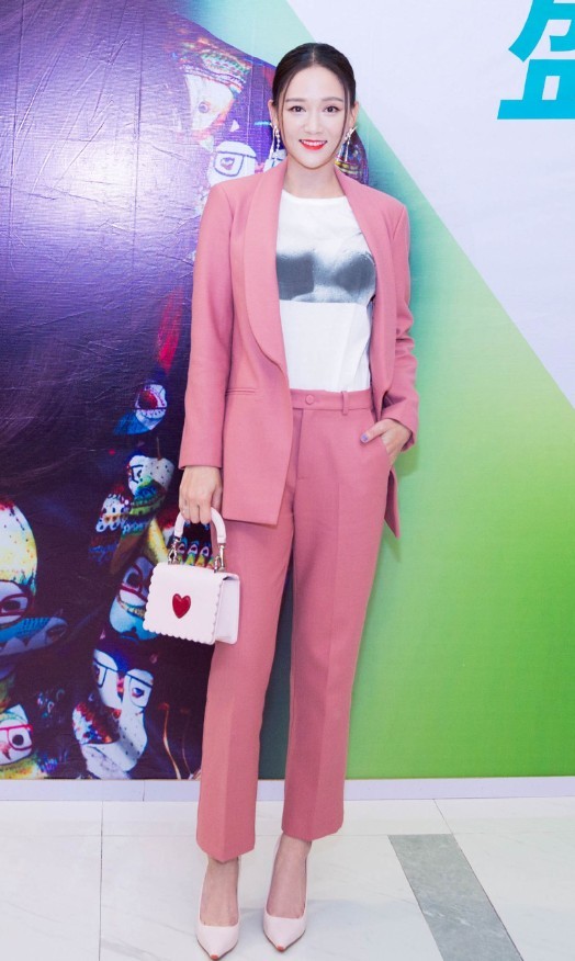 陈乔恩太时髦了，居然给鞋子加个“V”，这鞋子怕是要火一整年！