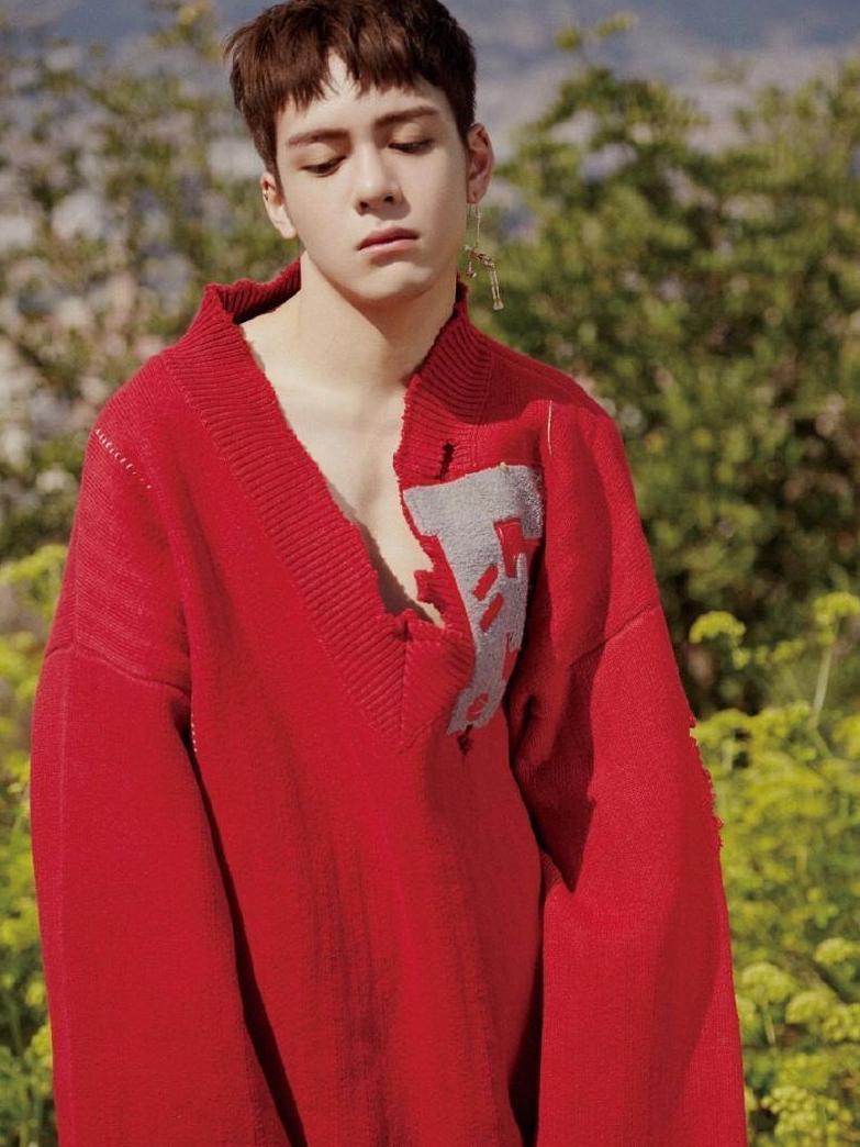 曾舜晞真会玩, 深V毛衣露肩露腿, 网友: 陈志朋既视感!