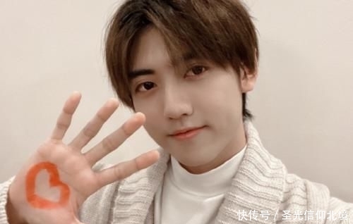 「多网友都表示」别再说千玺弟弟长得好看了,求你看看焉栩嘉弟弟的照片,才知啥是神颜