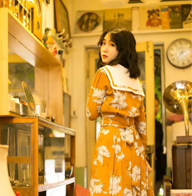  「展现出」单眼皮女生的港式穿搭!复古连衣裙气质绝佳,穿越回80年代当美女