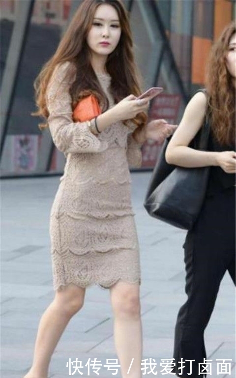  凸显■街拍：穿吊带裙的长腿小姐姐，一个回眸，凸显优雅的女神范