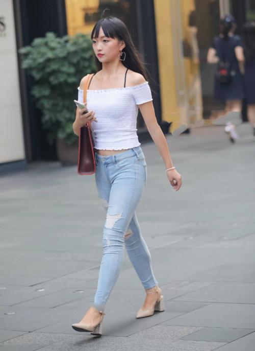 牛仔短裤真是众多美女们的挚爱，既能拉伸腿型又能展现女性魅力！