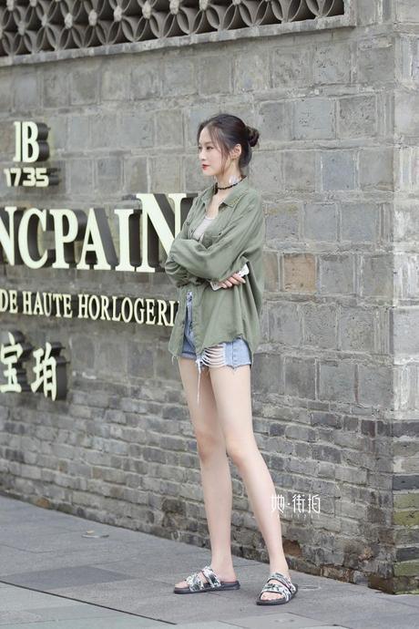 街拍：长裙摇摆，玉臂白皙，身材曼妙的小姐姐给人一种神秘感