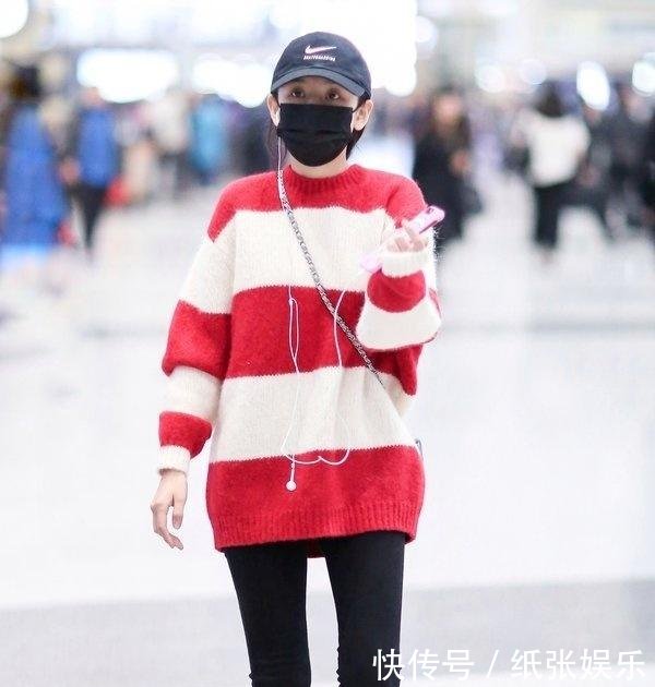 宋祖儿终于穿对了, 小黑裤配羽绒服, 这才是少女该有的样子!