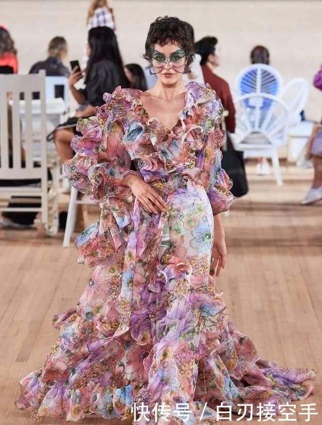 『花朵』2020开春 流行穿“开满花”的裙子,谁穿谁美!