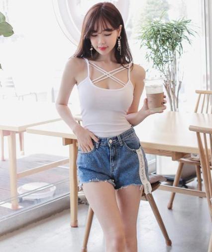 天生丽质的牛仔裤美女，显得光彩耀人，十分养眼！