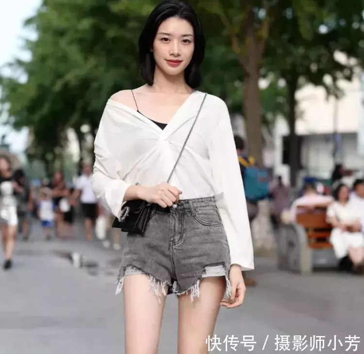 街拍：肤白貌美的小姐姐，运动风的穿搭，给人活力十足的感觉！